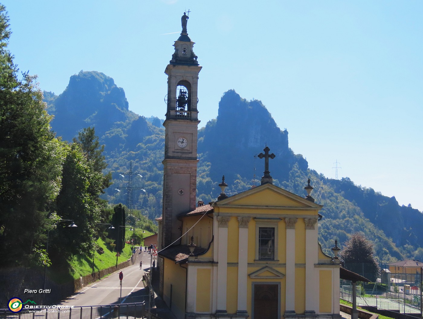 63 Bella la Chiesa di Santa Croce con le Corne Mària e Pedezzina.JPG